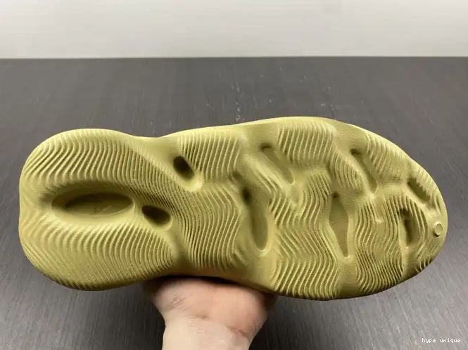 hype RNNR Yeezy Adidas Foam Sulfur GV6775 0524